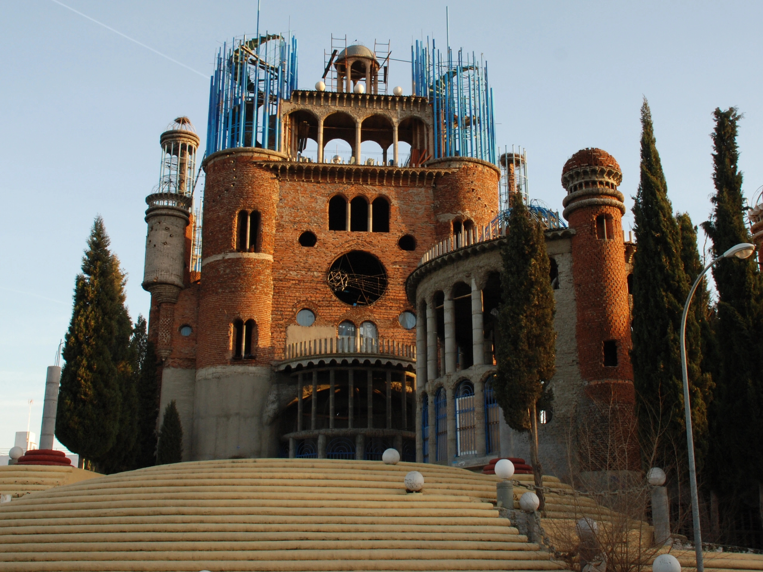 Monge construiu sozinho uma catedral sem formação em engenharia, passou quase 40 anos levantando mais de 4.000 metros quadrados com cúpula de 40 metros, usando apenas sucata e ferramentas manuais e ergueu um dos maiores monumentos patrimônios culturais