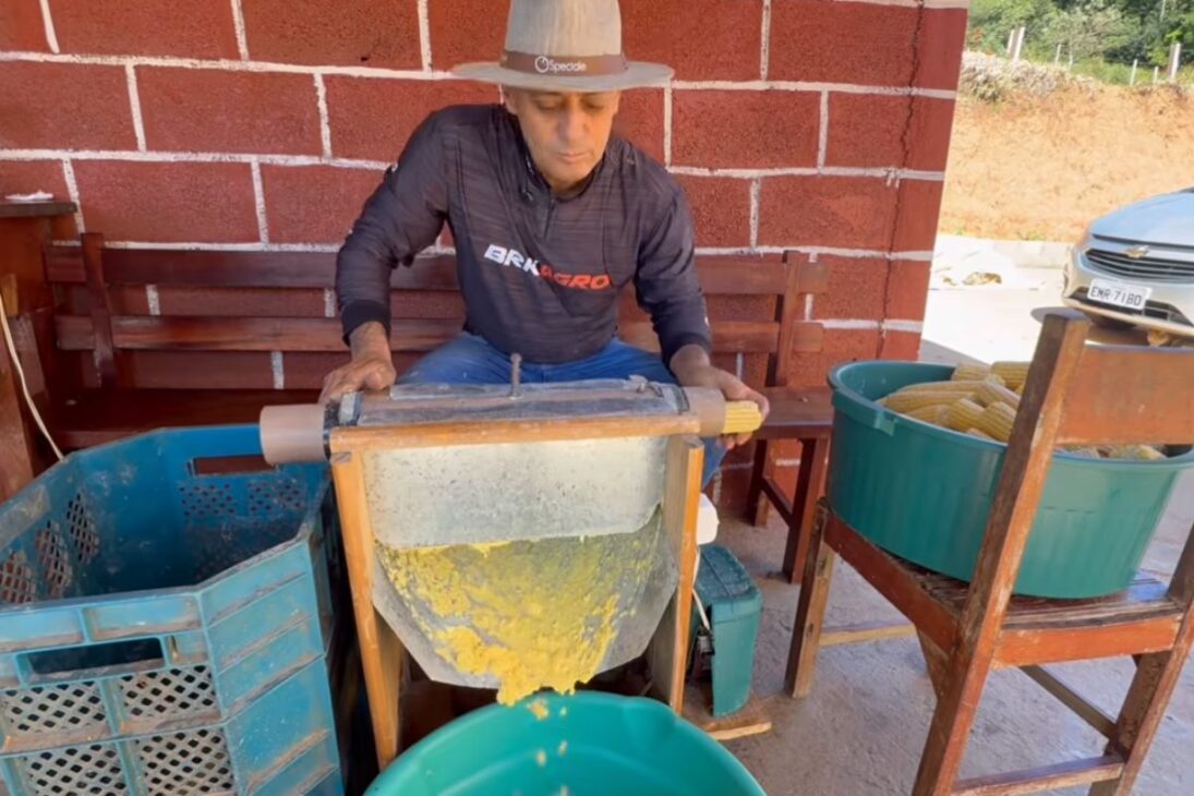 máquina caseira no sítio acelera pamonha com milho na roça, corta esforço manual e muda a lida em poucos minutos.