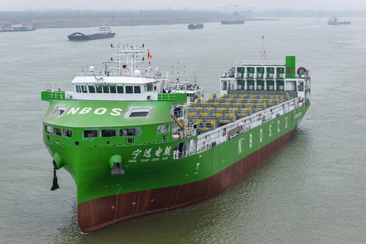 China lança megabarco elétrico de 10.000 toneladas, maior porta-contêineres 100% a bateria do mundo, com 19.000 kWh em contêineres trocáveis