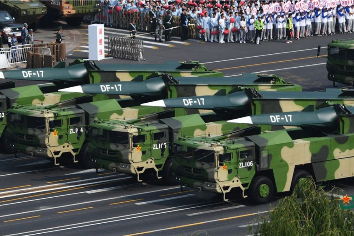 China detalha DF-17 com planador hipersônico: alcance e defesa antimíssil sob pressão, com dados de Mach 5 a Mach 10 e 1.800 a 2.500 km.