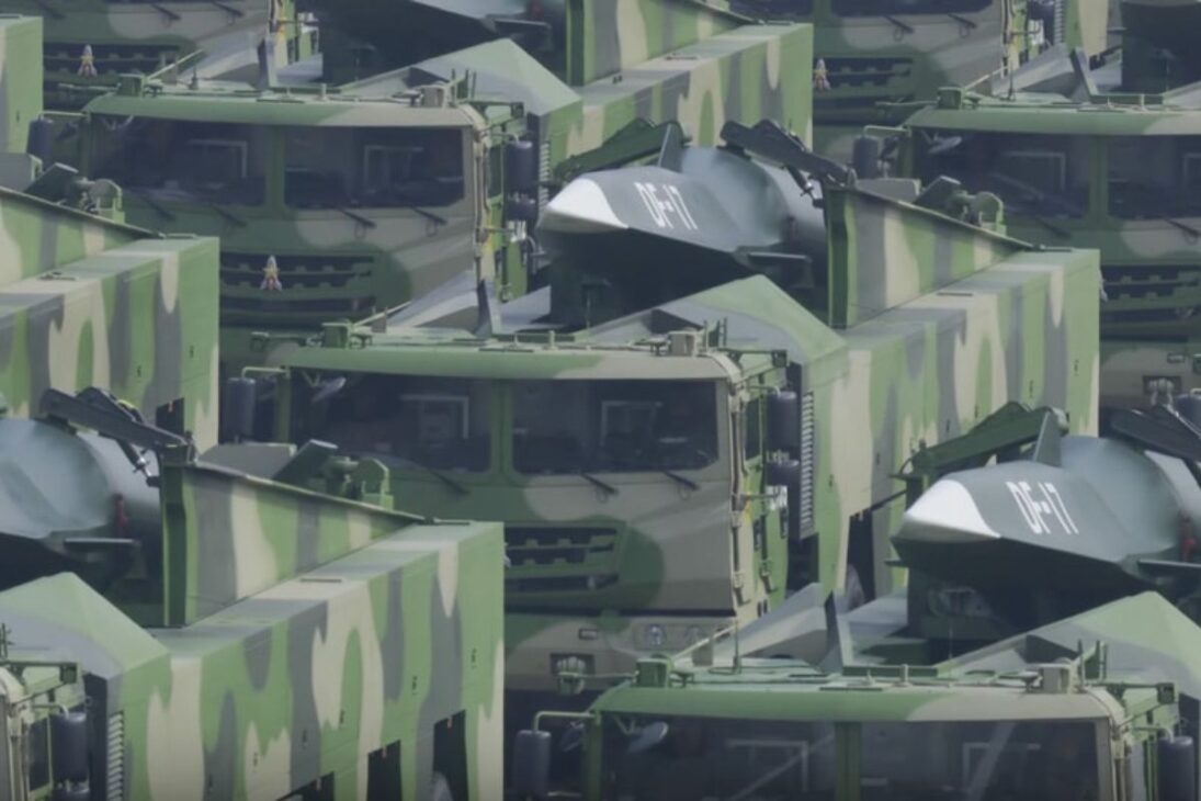 China detalla DF-17 con planeador hipersónico: alcance y defensa antimisiles bajo presión, con datos de Mach 5 a Mach 10 y 1.800 a 2.500 km.