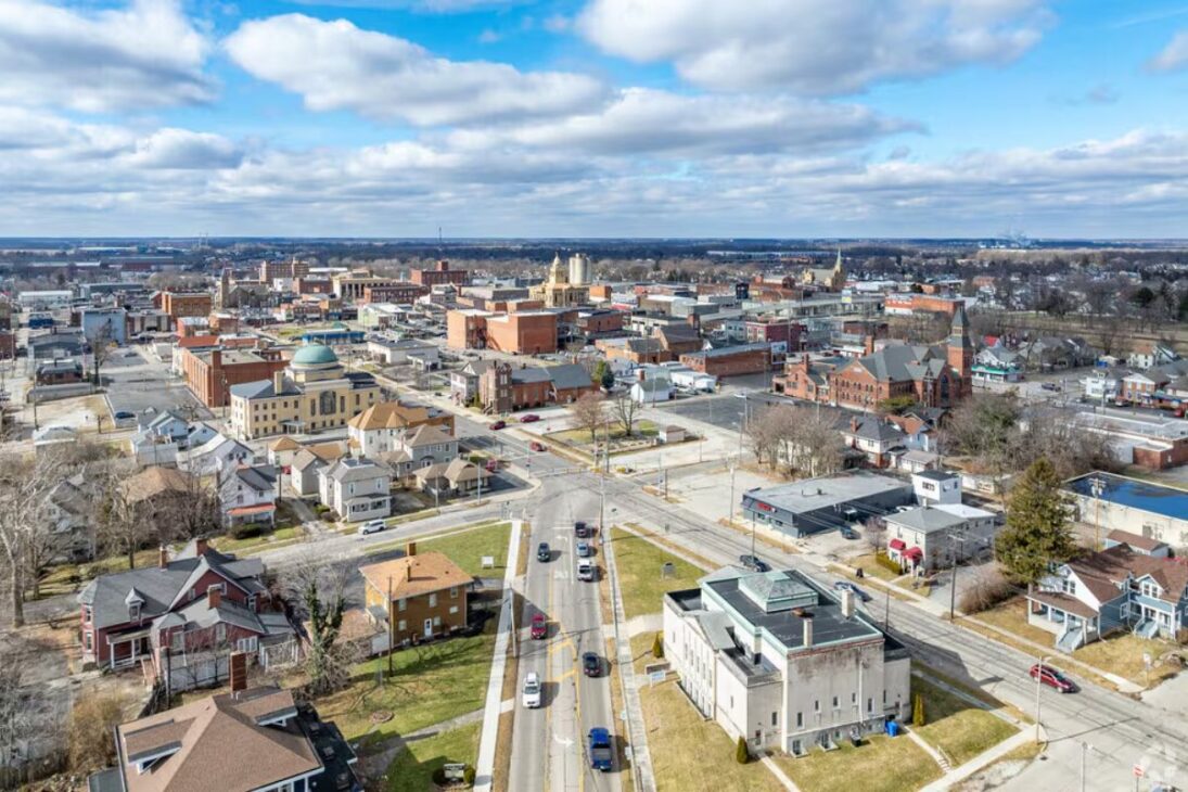 Una ciudad que perdió fábricas y población encuentra recuperación al fortalecer comunidad y centro urbano, revitalizar barrios degradados y reconstruir el futuro sin megaprojetos ni salvadores externos.
