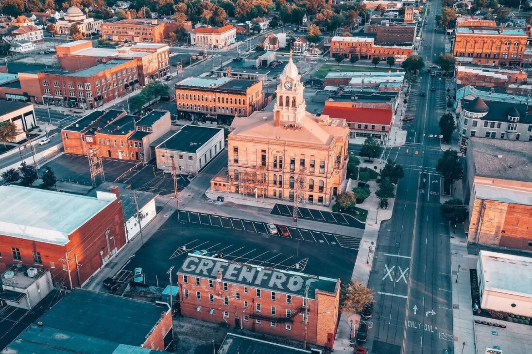 Una ciudad que perdió fábricas y población encuentra recuperación al fortalecer comunidad y centro urbano, revitalizar barrios degradados y reconstruir el futuro sin megaprojectos ni salvadores externos.