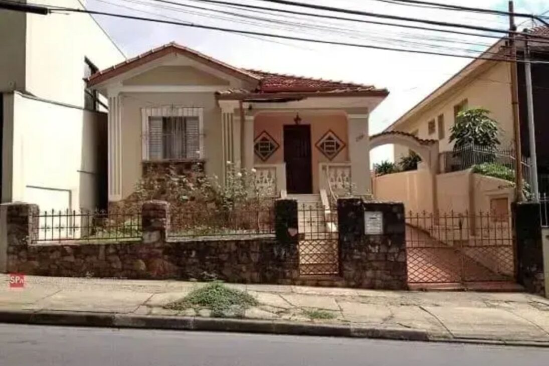 Cosas del pasado muestran mandar recado por el vecino: comunicación basada en confianza, con niños cruzando el barrio.