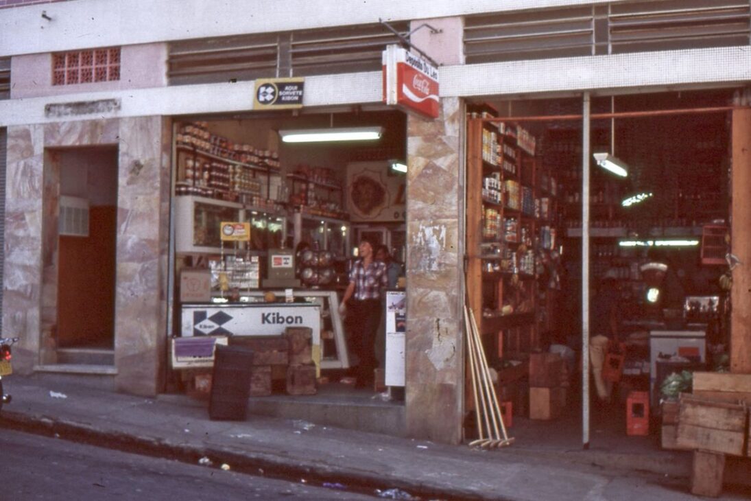 Cosas del pasado muestran mandar recado por el vecino: comunicación basada en confianza, con niños cruzando el barrio.