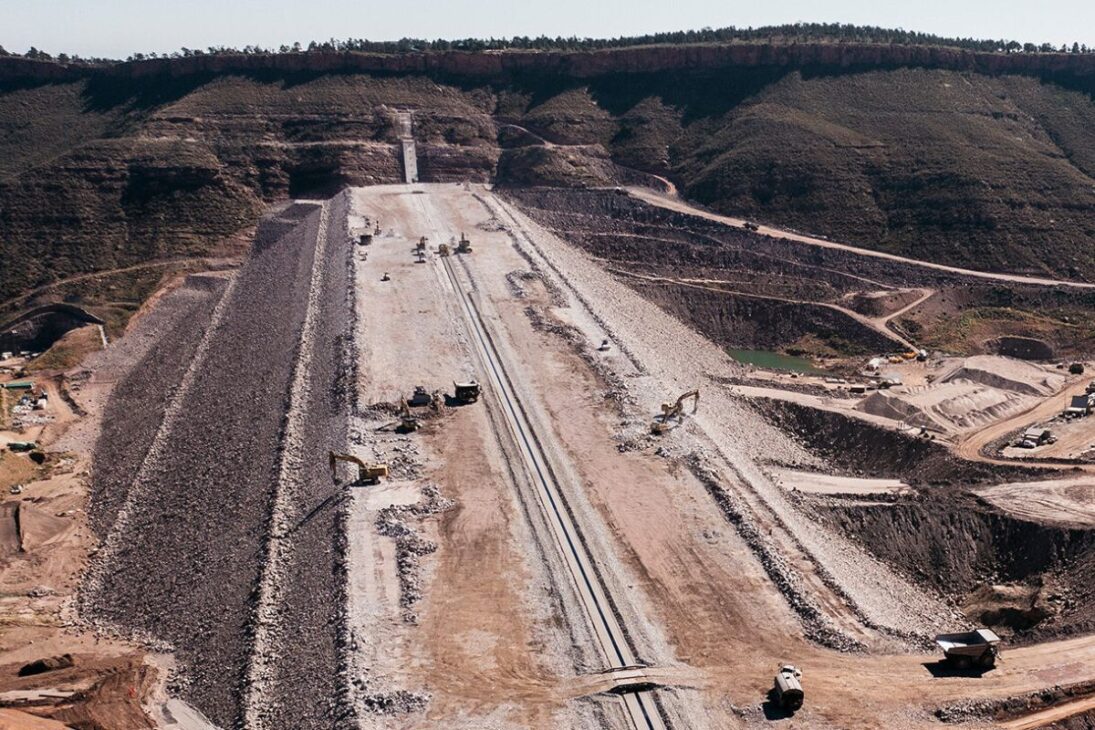 La megaconstrucción de 100 metros en el embalse Chimney Hollow expone uranio en el agua potable, agrava la crisis hídrica en Colorado y presiona al Colorado Big Thompson.
