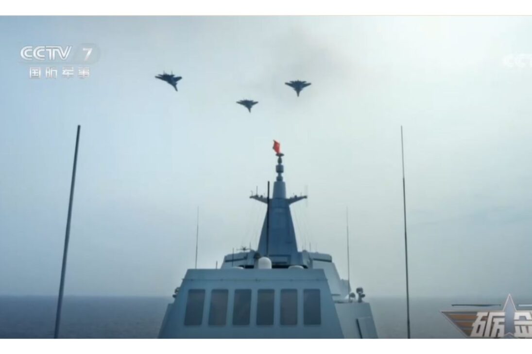 Destructor Tipo 055 De La Marina China Usa Guerra Electrónica China Y Misiles De Interferencia Electrónica Contra Aviones Cerca De Taiwán.