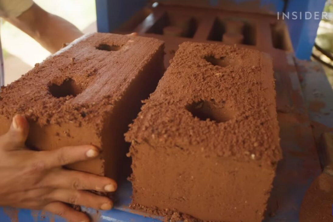 El sargazo se convierte en Sargablocks en Puerto Morelos, Quintana Roo, México y transforma el costo de limpieza en ladrillos con 40% de alga, utilizados para construir casas simples tras huracanes.