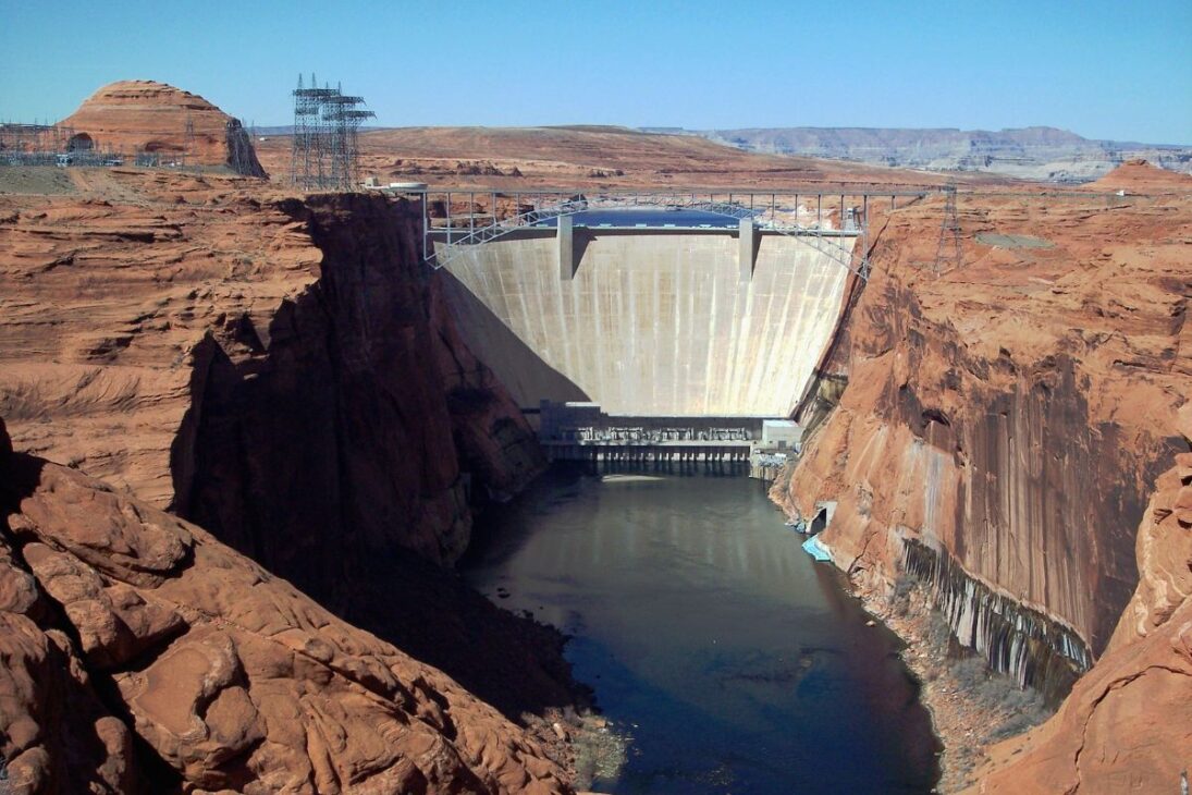 colapso da barragem de Glen Canyon no Rio Colorado, Lago Powell em baixa, cavitação nas turbinas e risco de reservatório morto, com impactos na governança e soluções até 2026.