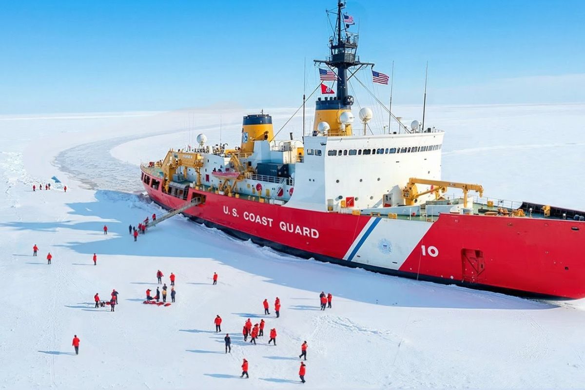 quebra-gelo abre canal na Antártica para escoltar navio-tanque, enquanto tripulação enfrenta gelo extremo e mantém base científica operando