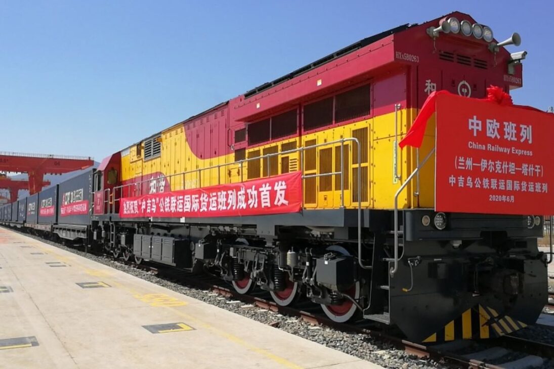 Nueva ferrovia entre China, Quirguistán y Uzbequistán reúne 29 túneis y 50 puentes en 120 km y se convierte en una prueba de ingeniería e integración logística en Asia Central.