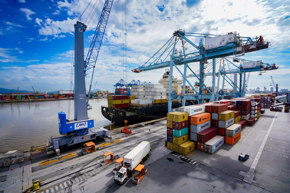 Porto de Itajaí ganha força com JBS Terminais, alta em contêiner e TEU e avanço da logística portuária após investimento milionário. IMAGEM E FONTE: NDMAIS