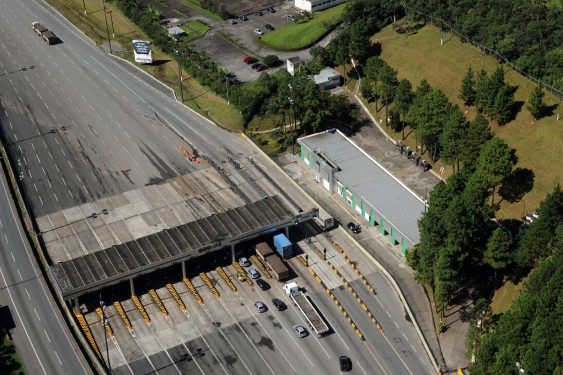 peaje brasileño con free flow y Siga Fácil en el Sistema Anchieta-Imigrantes bajo Artesp cambia la cobranza y promete reducir filas en la sierra