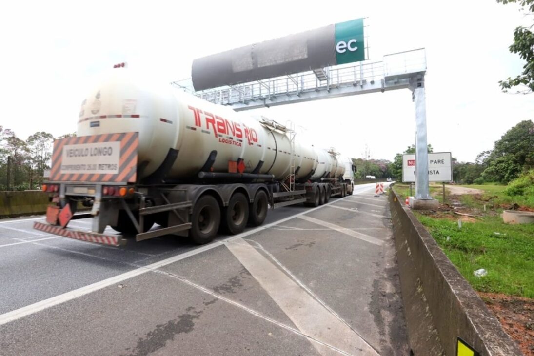 peaje brasileño con free flow y Siga Fácil en el Sistema Anchieta-Imigrantes bajo Artesp cambia la cobranza y promete reducir filas en la sierra