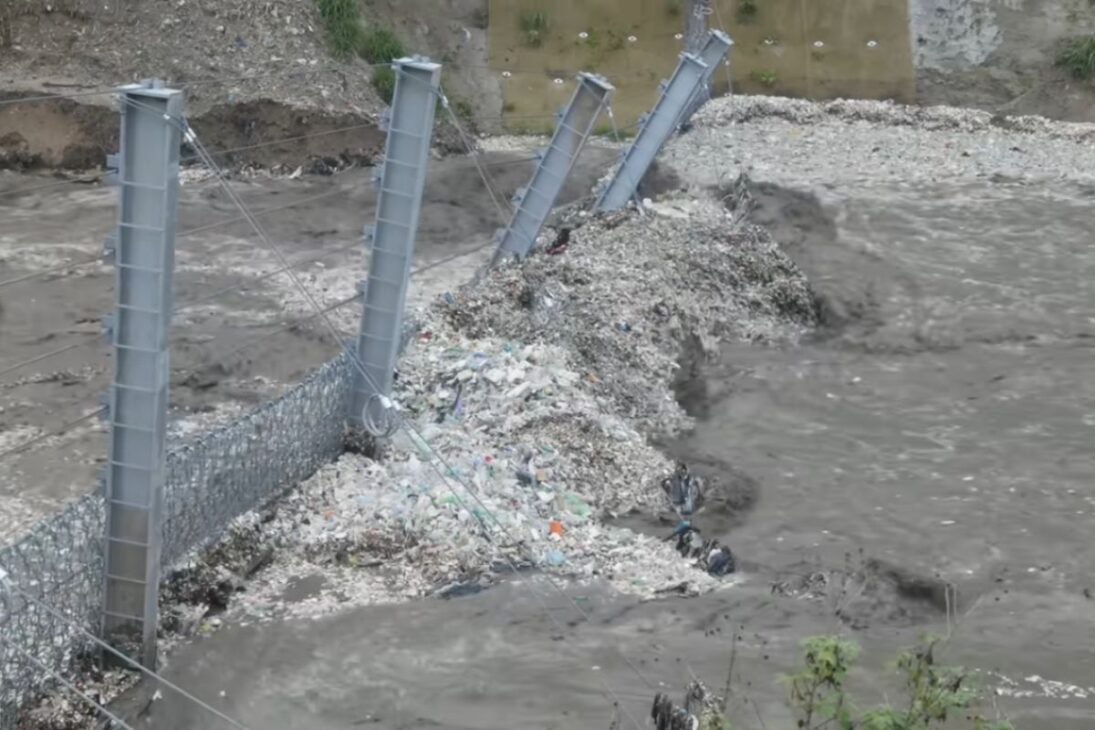 Interceptor 006 vuelve al Río Las Vacas, en la Ciudad de Guatemala, con la barricada Interceptor de The Ocean Cleanup para capturar residuos antes del Caribe y probar la nueva ingeniería bajo crecidas.