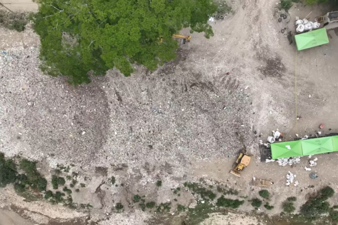 Interceptor 006 vuelve al Río Las Vacas, en la Ciudad de Guatemala, con la barricada Interceptor de The Ocean Cleanup para capturar residuos antes del Caribe y probar la nueva ingeniería bajo crecidas.