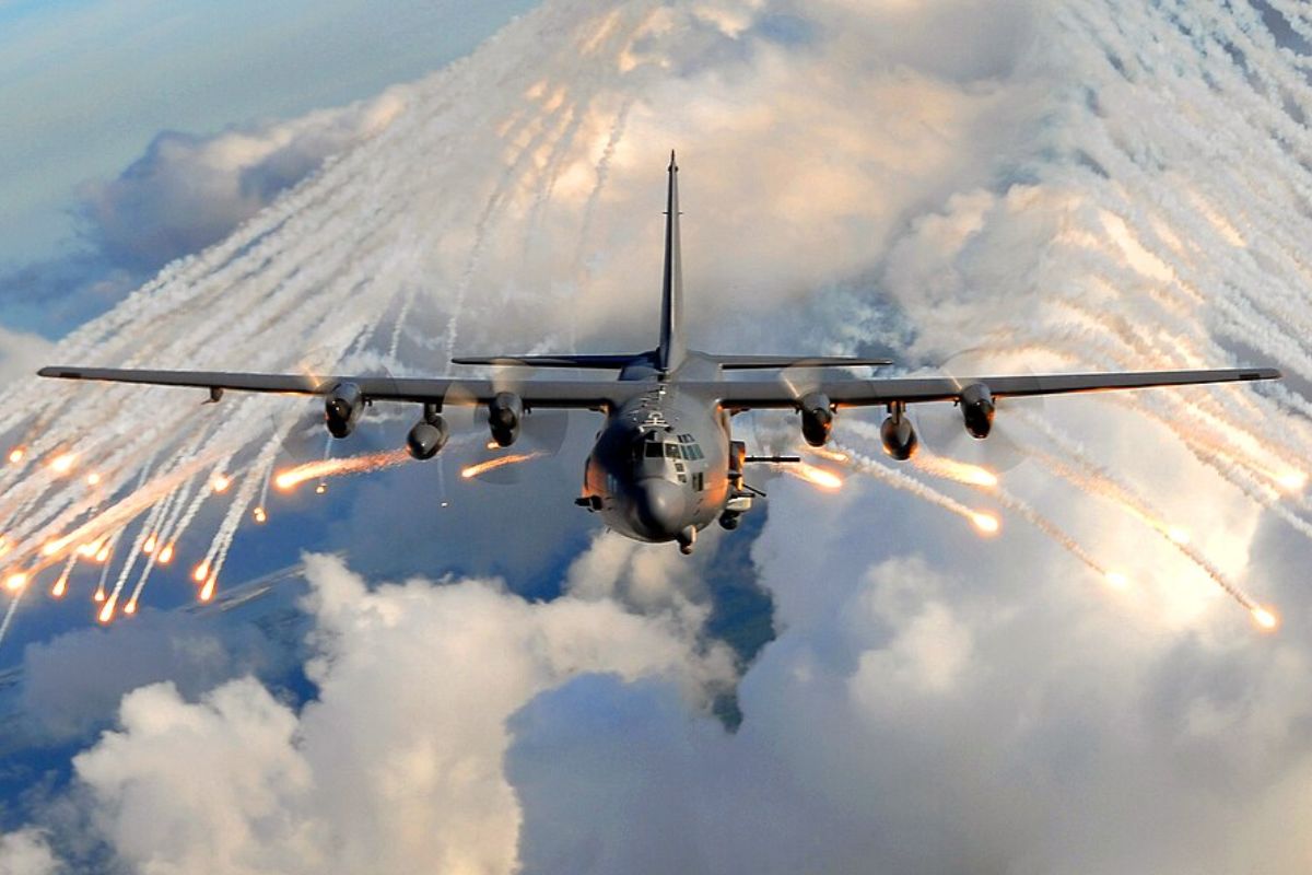AC-130J em detalhes: apoio aéreo aproximado, interdição aérea, reconhecimento armado e ataque de precisão explicados na prática operacional da aeronave.