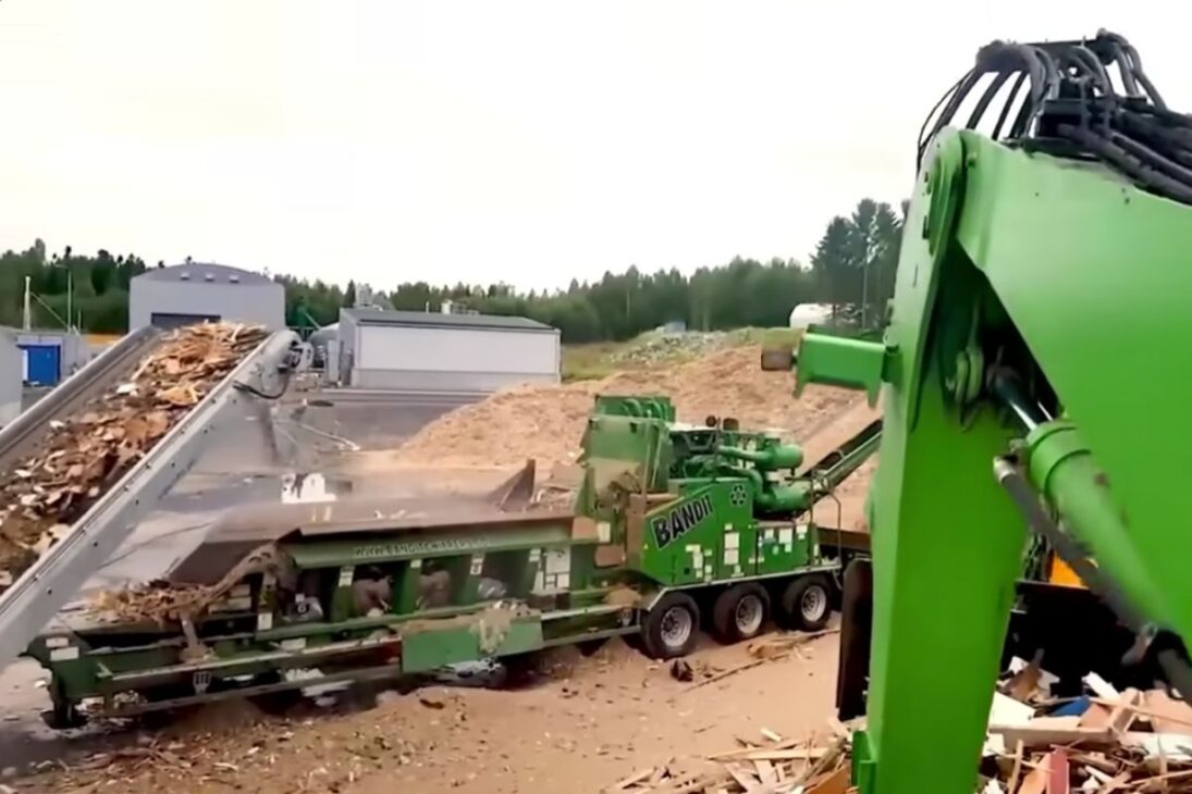 Las placas de MDF surgen de residuos de madera con triagem, ímãs, secagem hasta 200°C y aplicación uniforme de resina, en un proceso industrial que define resistencia y calidad antes de la prensa, sin atajos ni “milagro”.