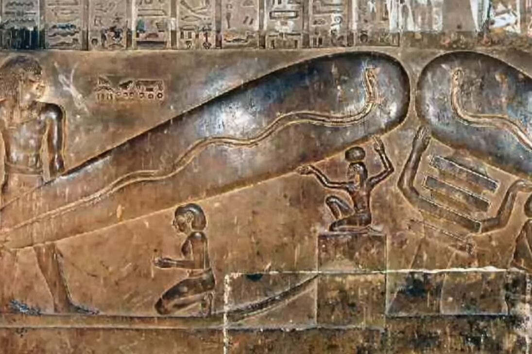 Diapasones y resonancia entran en el debate sobre granito en Egipto: la hipótesis de la perforación ultrasonica intenta explicar agujeros y surcos perfectos, pero la falta de evidencia directa mantiene la controversia abierta.