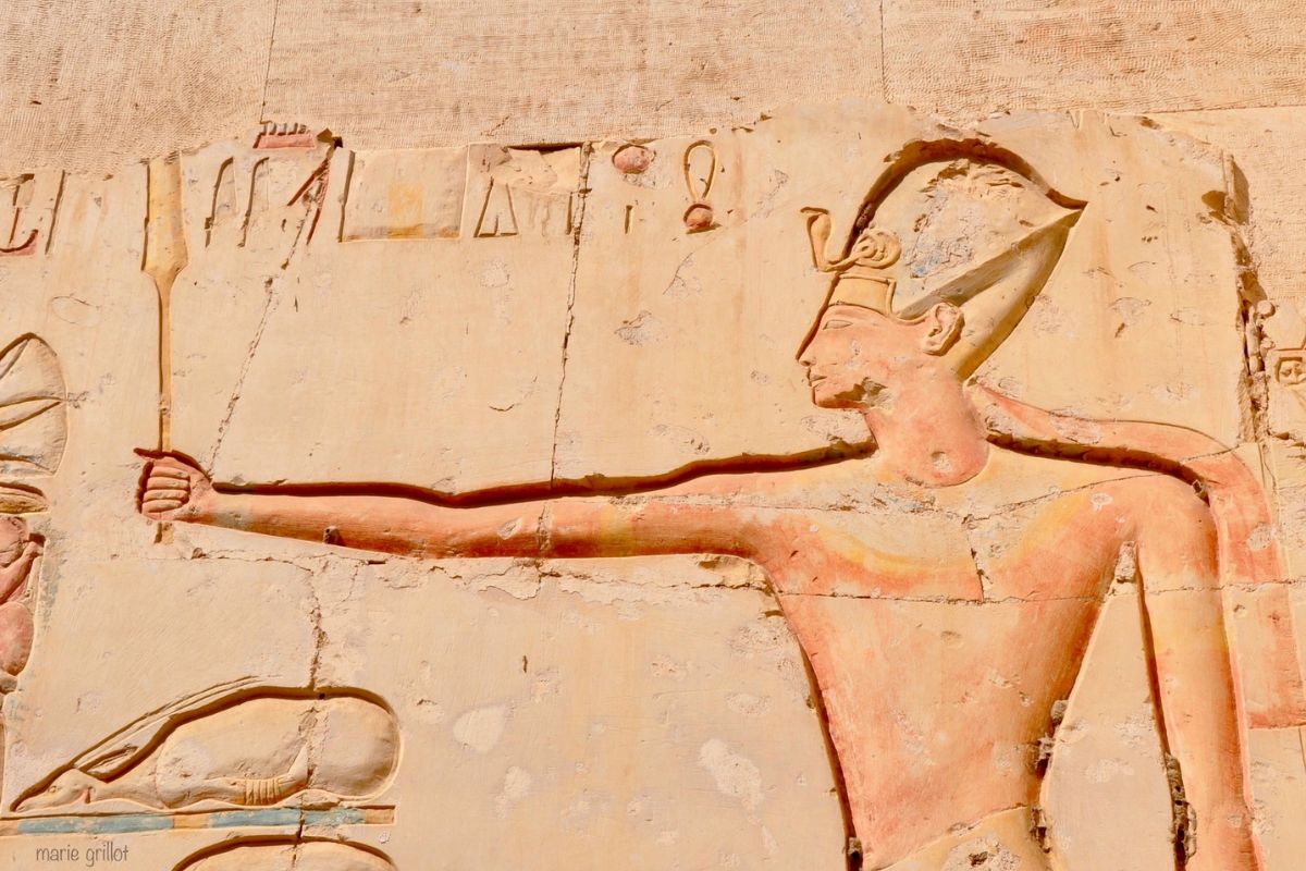 Diapasões e ressonância entram no debate sobre granito no Egito: a hipótese da perfuração ultrassônica tenta explicar furos e sulcos perfeitos, mas a falta de evidência direta mantém a controvérsia aberta.