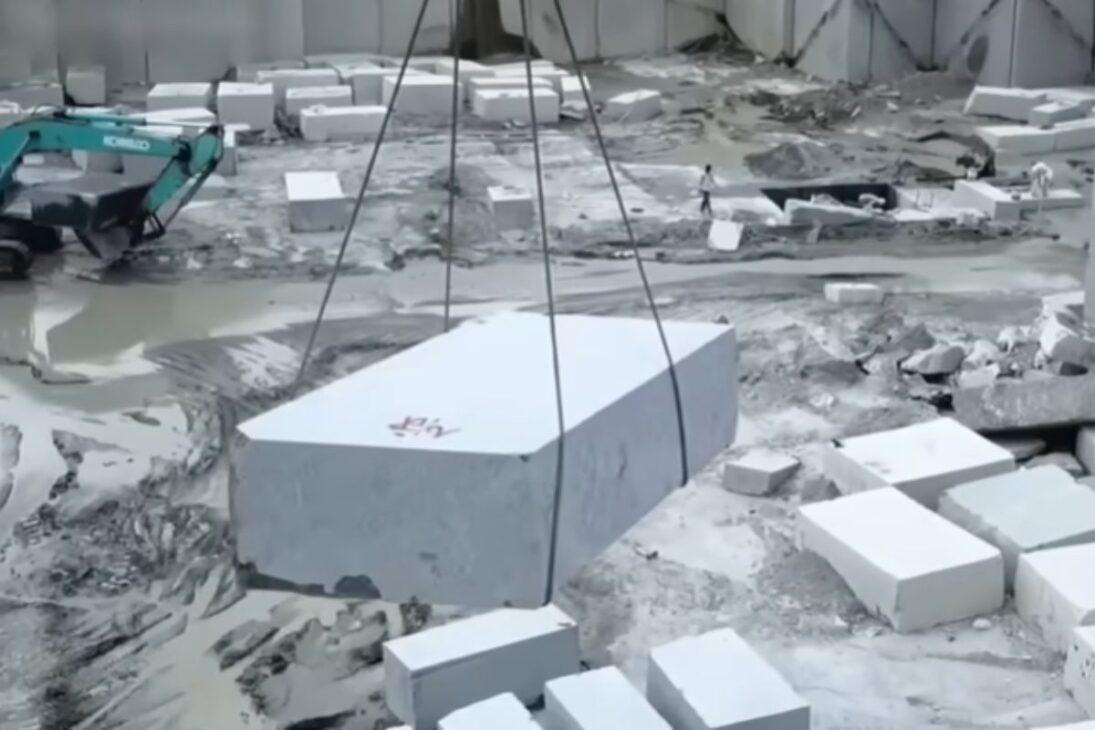 Descubre cómo nace el granito en las canteras de granito, pasa por la extracción de granito, se convierte en placas de granito y termina en fachada de granito.