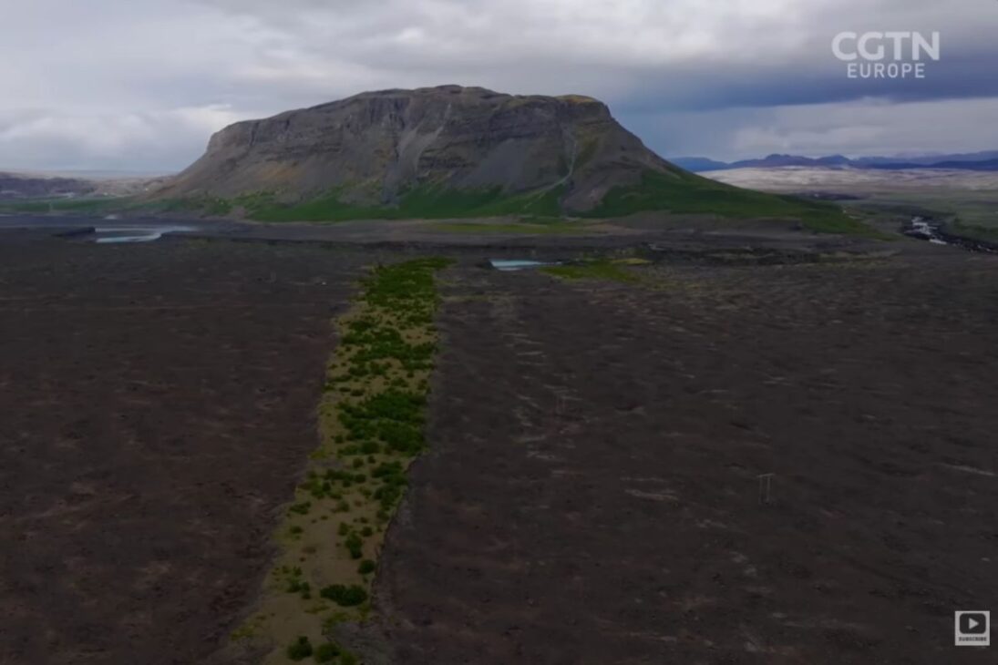 En el país casi sin árboles, Islandia apuesta por abedules, controla ovejas y convive con el volcán Heckler para estabilizar suelo y viento, mientras decide cómo usar especies extranjeras sin perder la lógica de la reforestación.