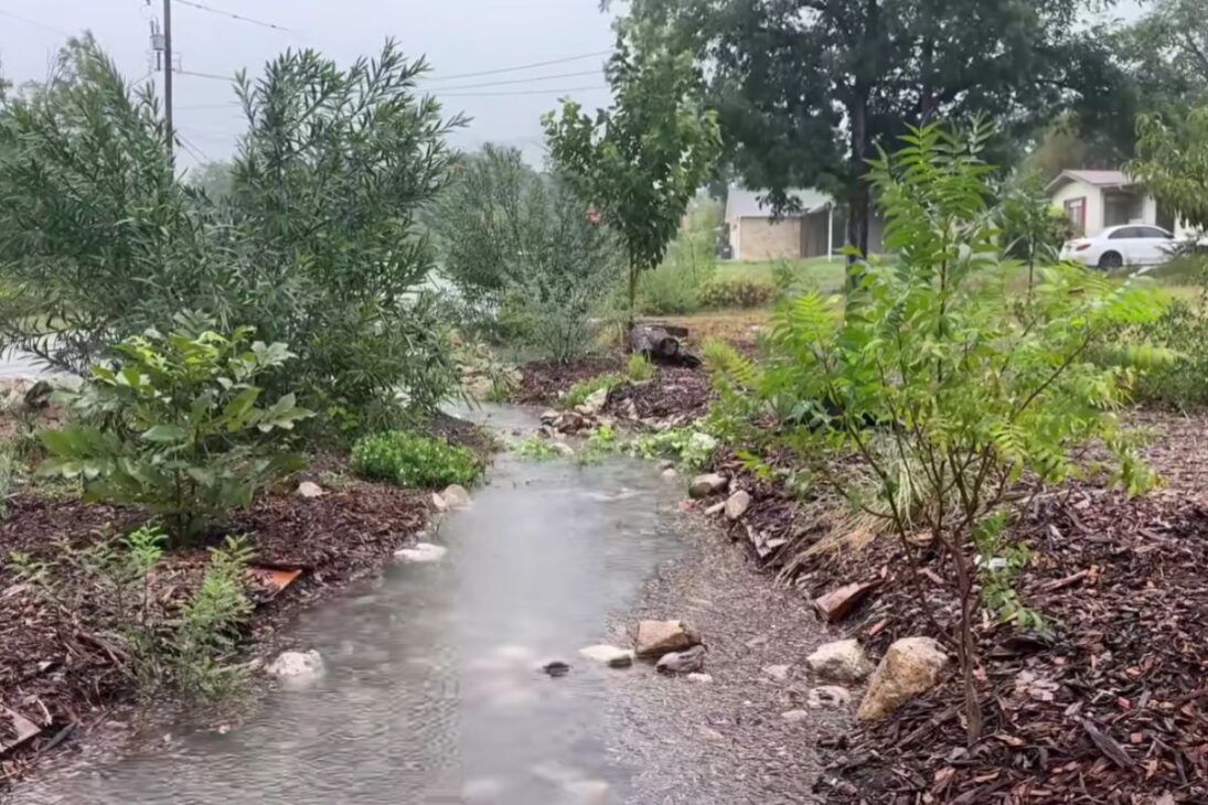 Arroyo seco en el Texas Central captura galones con piedras y plantas nativas, reduce inundaciones y filtra agua en el suelo; entiende la lógica, las medidas y los puntos críticos del desagüe en el proyecto.