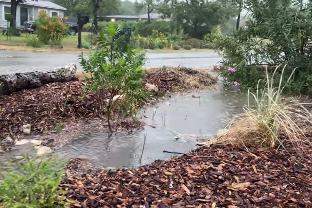 Arroyo seco en el Texas Central captura galones con piedras y plantas nativas, reduce inundaciones y filtra agua en el suelo; entiende la lógica, las medidas y los puntos críticos del desagüe en el proyecto.