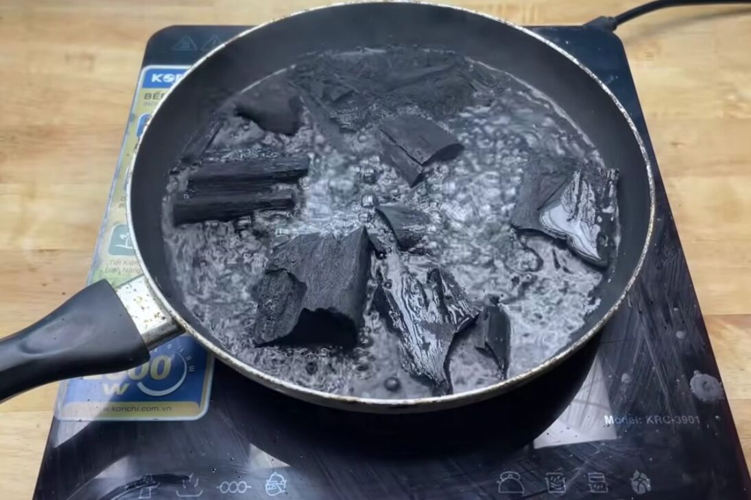 El experimento muestra cómo la mezcla de carbón y sal, hecha con carbón vegetal, puede reavivar el debate sobre el reaprovechamiento de residuos, riesgos de experimentos inflamables y uso seguro de una fuente de fuego confiable en situaciones controladas.