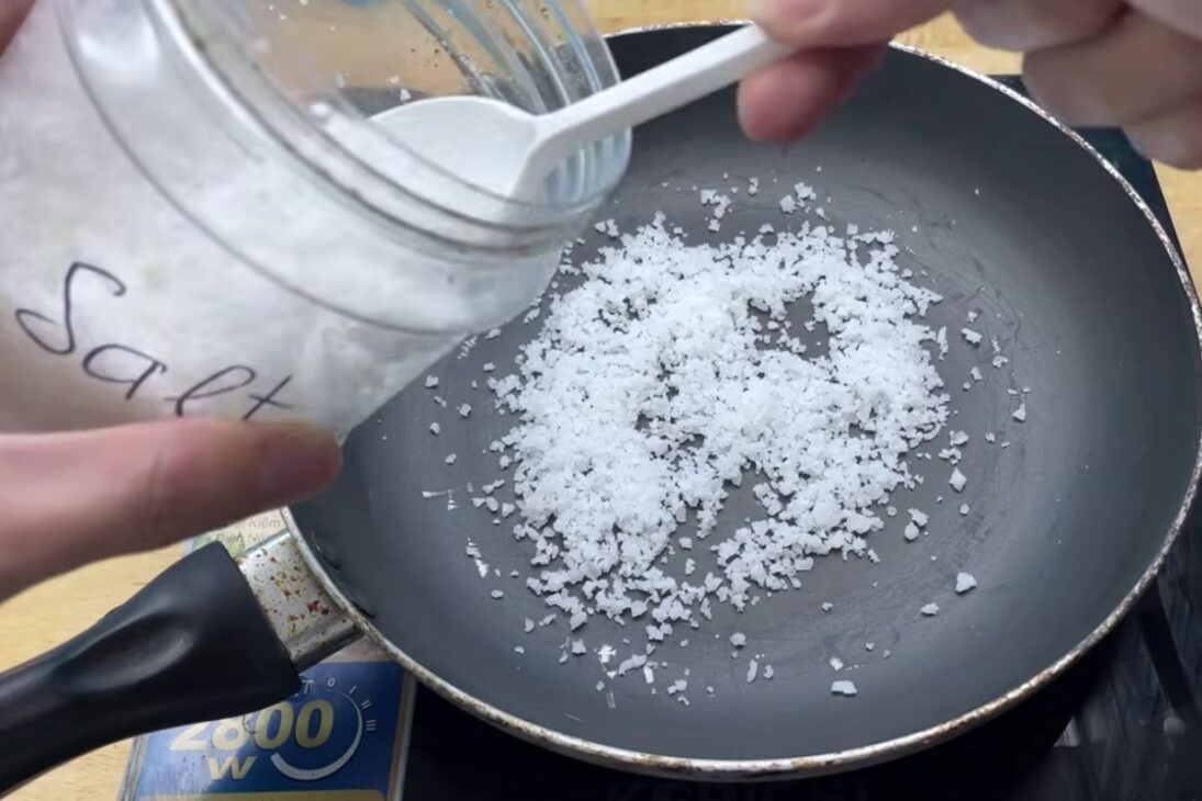 El experimento muestra cómo la mezcla de carbón y sal, hecha con carbón vegetal, puede reavivar el debate sobre el reaprovechamiento de residuos, riesgos de experimentos inflamables y uso seguro de una fuente de fuego confiable en situaciones controladas.