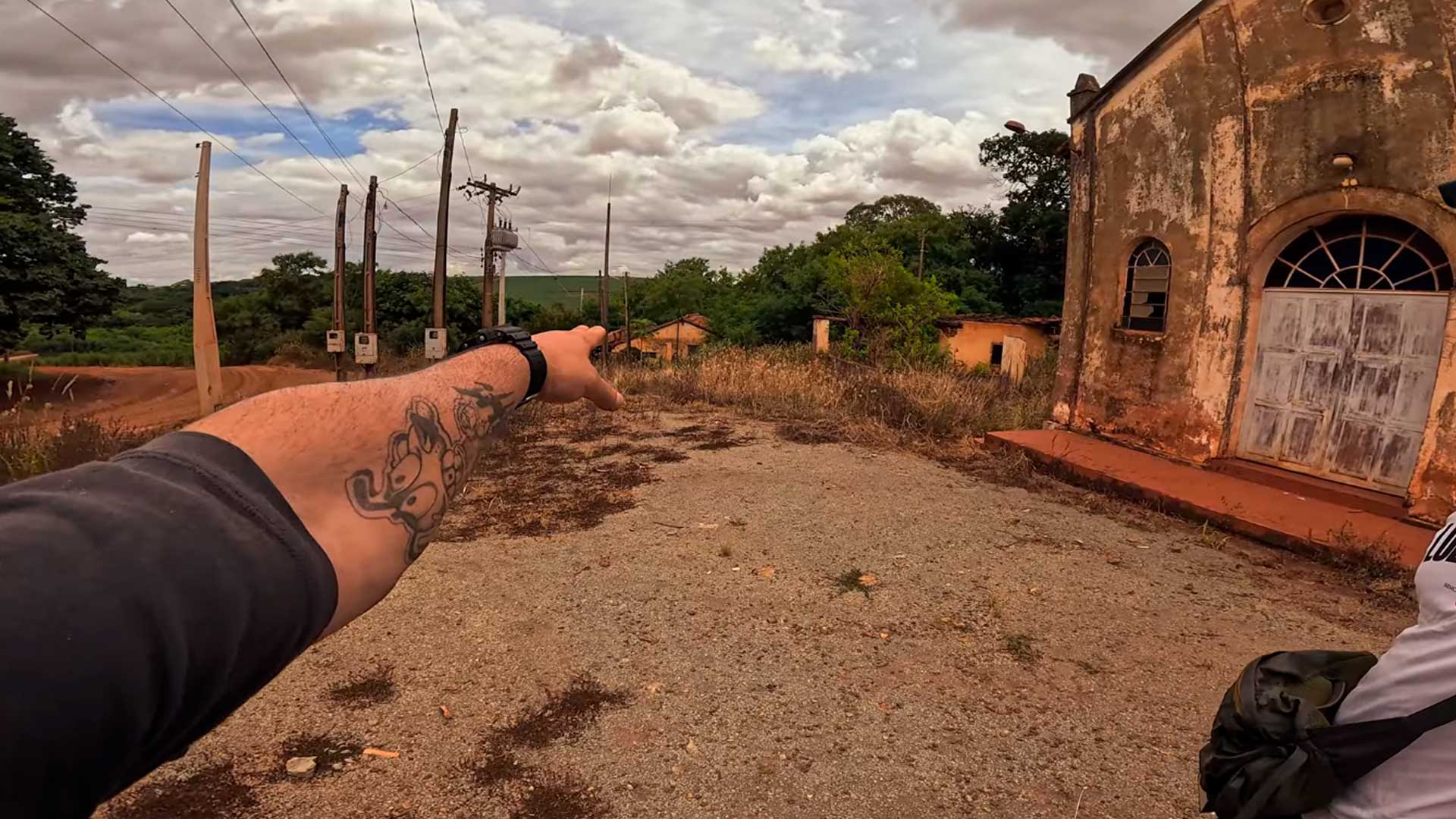 Como uma vila rural esquecida no meio dos canaviais permaneceu preservada no abandono, com igreja trancada, escola com registros de 1956 a 2023 e casas deixadas com pertences no lugar