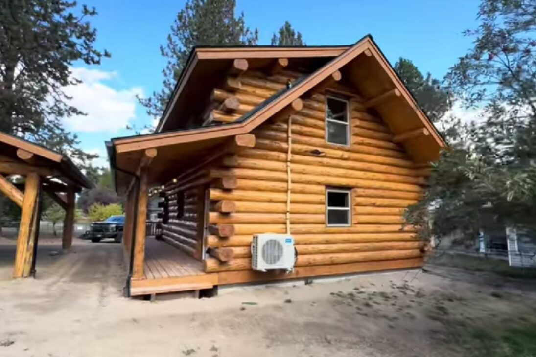 Cabaña de madera Denali 24x32 usa troncos más grandes, techo abuhardillado y aislamiento en el techo, con cochera cubierta integrada, para entregar eficiencia térmica, diseño con loft y soluciones de mantenimiento en un conjunto rústico y técnico.