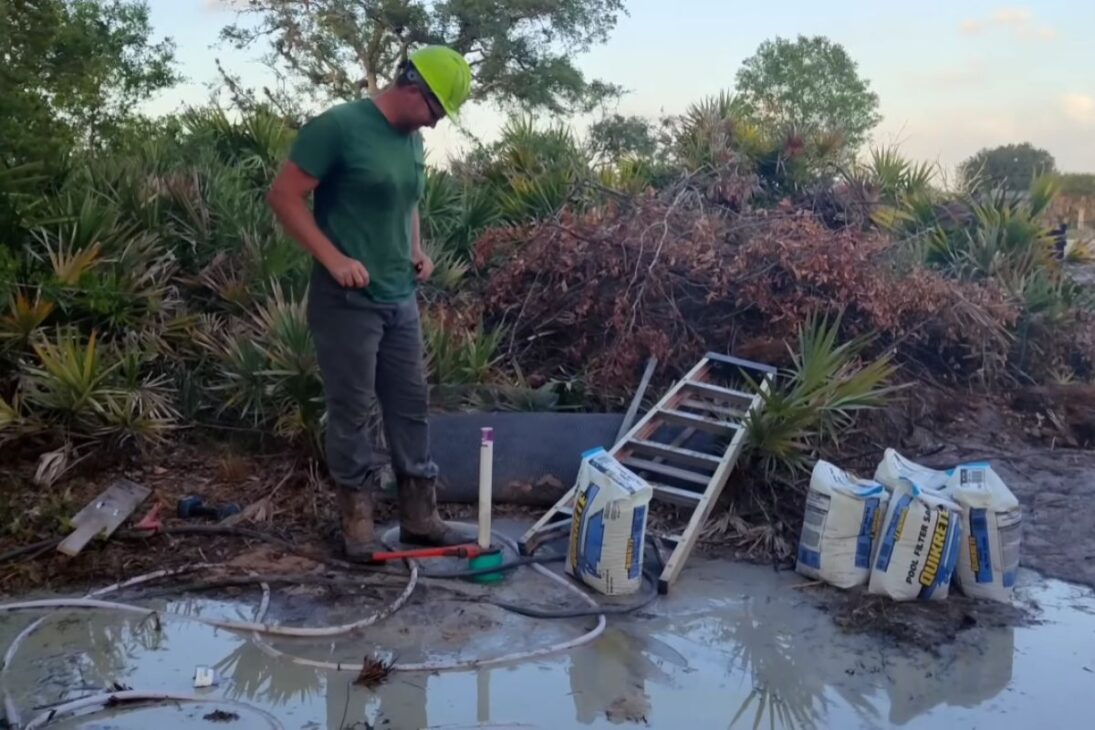 cómo abrir un pozo artesiano en suelo inestable, con arcilla bentoníta, roca de conchas y hueco colapsado, hasta finalmente garantizar agua propia en el patio.