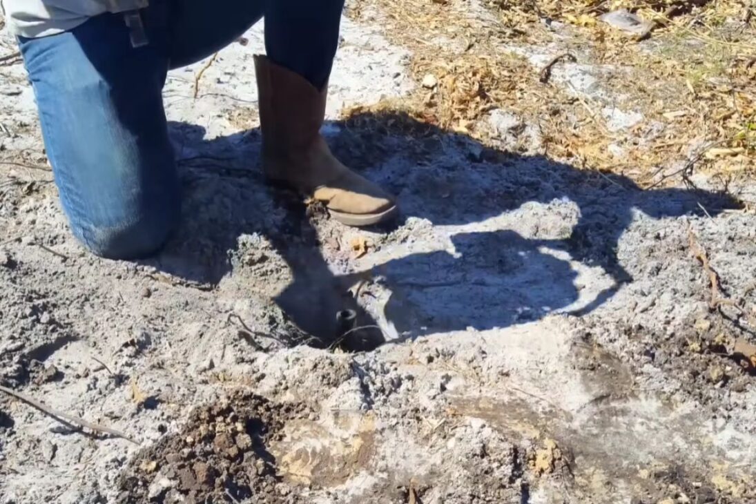 cómo abrir un pozo artesiano en suelo inestable, con arcilla bentonítica, roca de conchas y hueco colapsado, hasta finalmente garantizar agua propia en el patio.