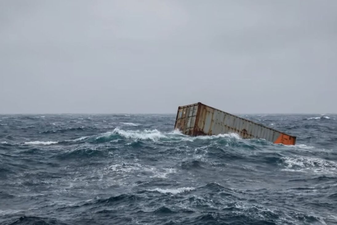 Contenedores que caen al mar se convierten en un riesgo oculto en el océano, alimentan la contaminación silenciosa y revelan cómo el comercio global oculta costos reales.