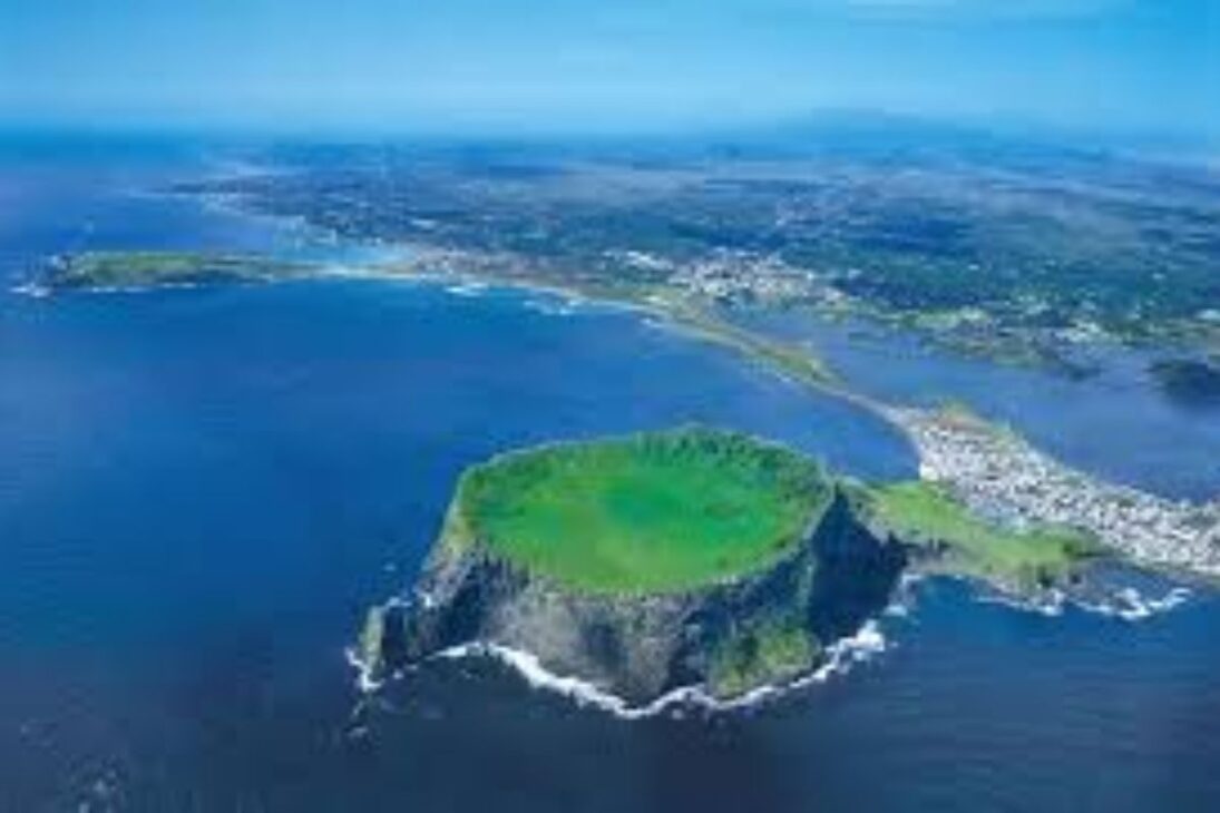 En Jeju, el turismo masivo lleva a Corea del Sur a planear un nuevo aeropuerto de Jeju en isla volcánica UNESCO, entre riesgos, protestas y aeropuertos-fantasma.