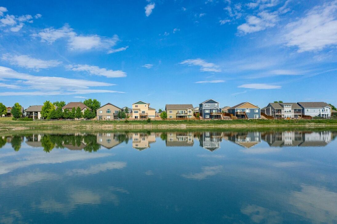 Reportaje explica cómo las lagunas de retención se convirtieron en pieza central del drenaje urbano, controlan el pico de caudal, reducen la escorrentía superficial y mitigan inundaciones en ciudades que buscan equilibrar infraestructura y medio ambiente.