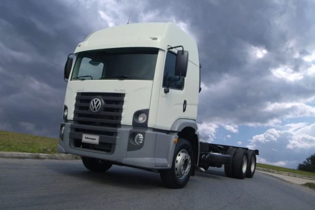 Camiones brasileños con cara chata, Bob Esponja, carreta Vanderleia y Fenemê cabeza de bagre muestran cómo apodos se convierten en leyendas de las carreteras.