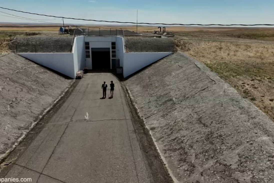 la reliquia nuclear se convierte en casa en Sprague: dentro del silo de misiles Atlas E, concreto de 20.000 PSI, puertas gigantes y silencio extremo muestran cómo un búnker puede ser habitable.