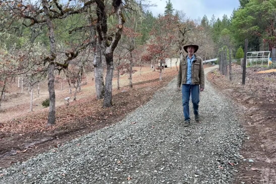 Entiende por qué las estradas de grava fallan, cómo elegir grava y piedra britada, por qué la piedra de río perjudica la estabilidad y cómo planificar el mantenimiento para reducir barro y costo a lo largo del año.