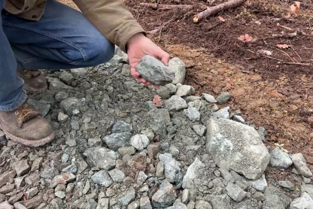 Entiende por qué las estradas de grava fallan, cómo elegir grava y piedra britada, por qué la piedra de río perjudica la estabilidad y cómo planificar el mantenimiento para reducir barro y costo a lo largo del año.