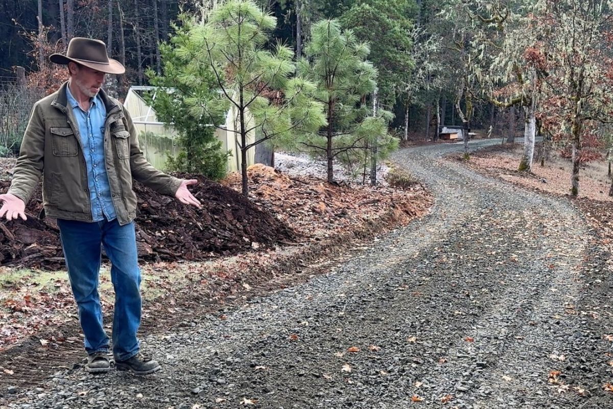 Entenda por que estradas de cascalho falham, como escolher brita e pedra britada, por que pedra de rio prejudica a estabilidade e como planejar manutenção para reduzir lama e custo ao longo do ano.