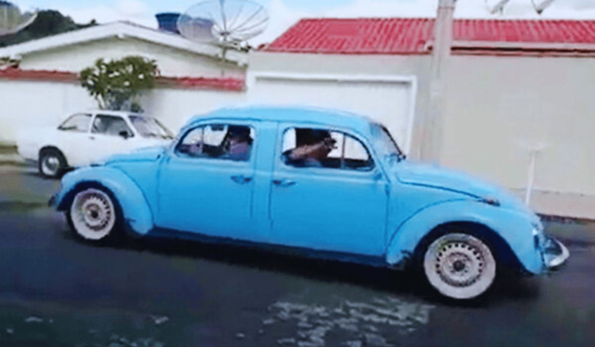 Fusca Duas Caras com duas frentes e quatro portas, feito em Poços de Caldas, virou atração em Balneário Camboriú (SC). (Imagem: Reprodução/UOL)