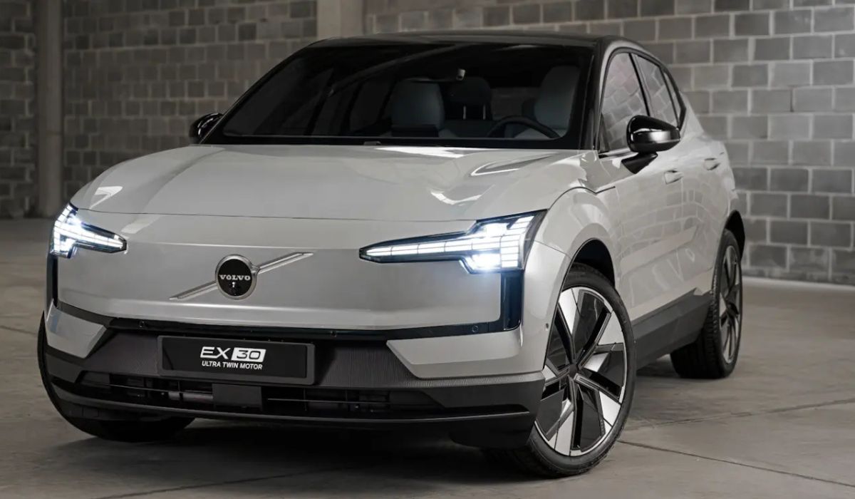 Volvo EX30 Ultra Twin chega com 428 cv e 0 a 100 km/h em 3,6 s. Carona também mostra Jetour S06 híbrido e cuidados com escapamento. (Imagem: Reprodução)