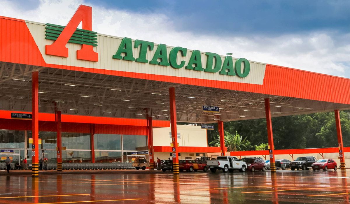 Carrefour anuncia plano até 2030 com abertura de 70 lojas do Atacadão no Brasil e meta de ampliar participação no varejo alimentar.