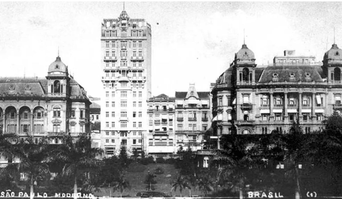 Edifício Martinelli: o arranha-céu que assustou São Paulo e ganhou mansão no topo. De 1924 a 1934, tem 105 m e a Vila Martinelli. (Imagem: Reprodução/Cartão Postal)