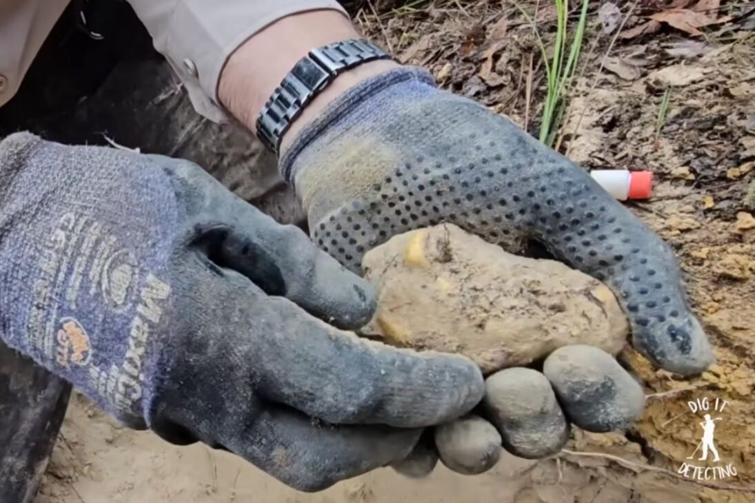 pepita de oro gigantesca en Australia tras excavación profunda con detector de metales, reaviva el debate entre mineros sobre profundidad, método y cuánto oro aún puede estar escondido.