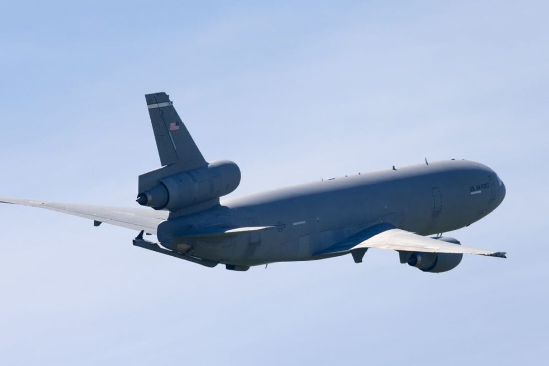 El Oriente Medio concentra aviones cisterna y alerta anticipado mientras un portaaviones se aproxima a Gibraltar, y la combinación levanta hipótesis sobre la escala y duración de una posible acción contra Irán, con enfoque en logística, coordinación y señales en el cielo.