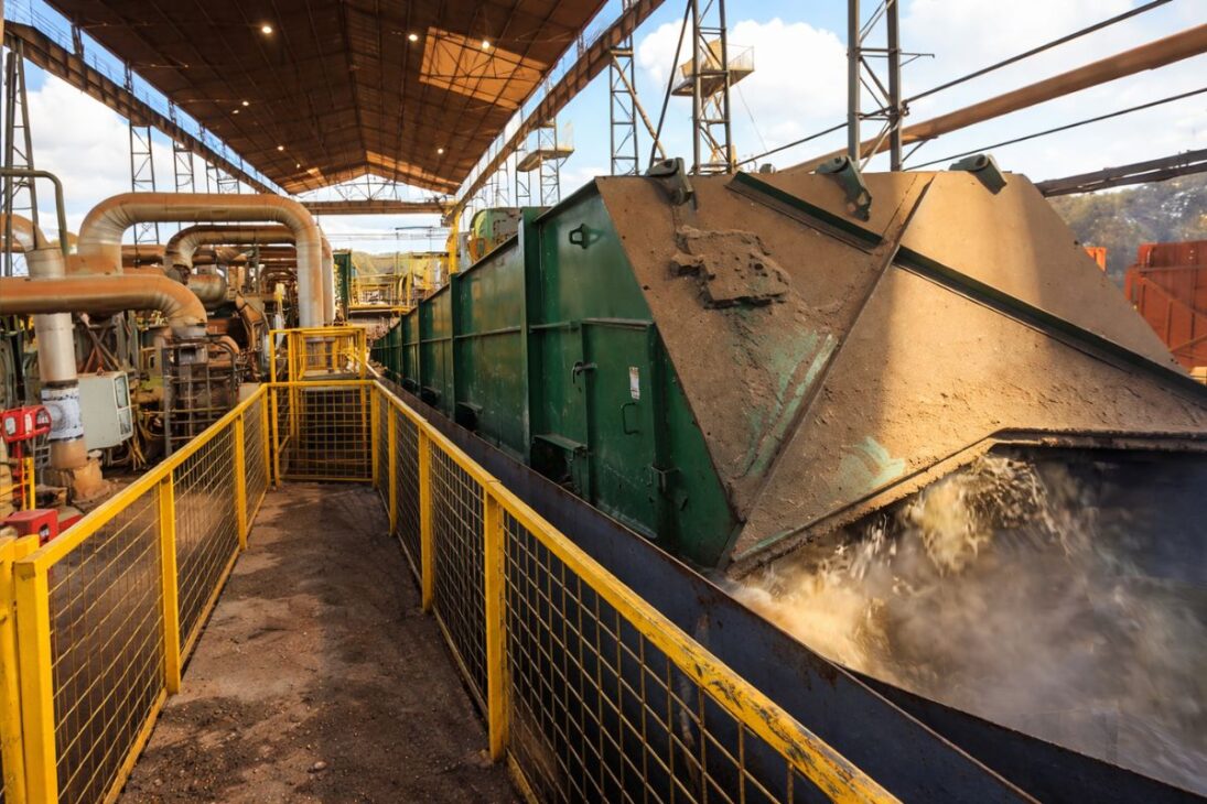 Del trozo de caña a la usina de caña: vea cómo el bagazo de caña, DDG para el ganado y la energía eléctrica hacen que el cultivo rinda más.