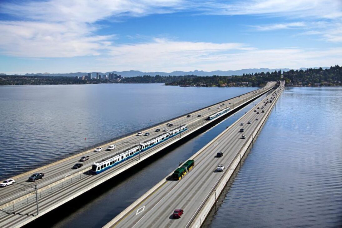 tren de alta velocidad sobre puente flotante en el Lago Washington conecta Seattle y Bellevue en 2,5 km con 38 pontones, 1500 V, juntas móviles, ánodos contra corrosión y pretensado para soportar hasta 700 toneladas.